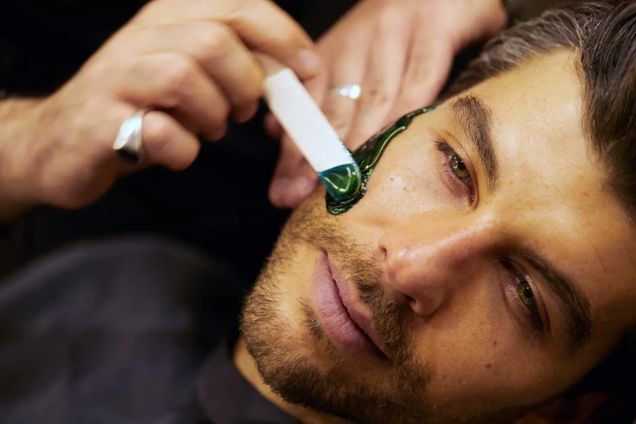 Perfilado de barba con cera