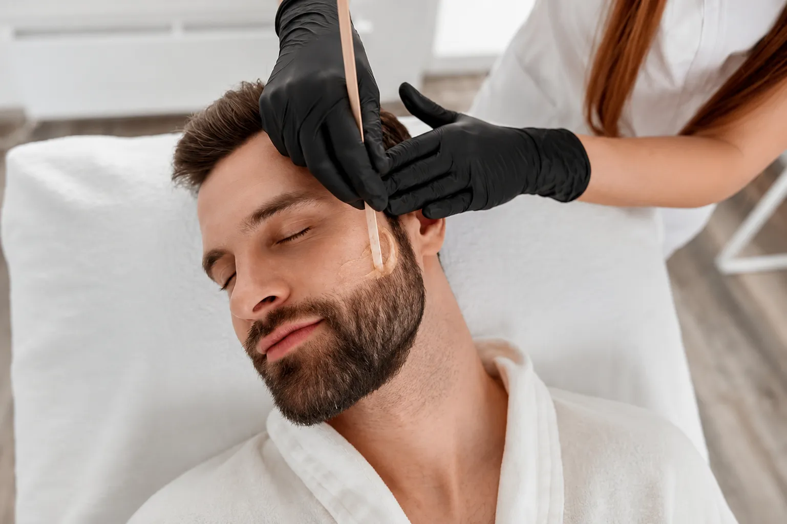 Perfilado de barba con cera