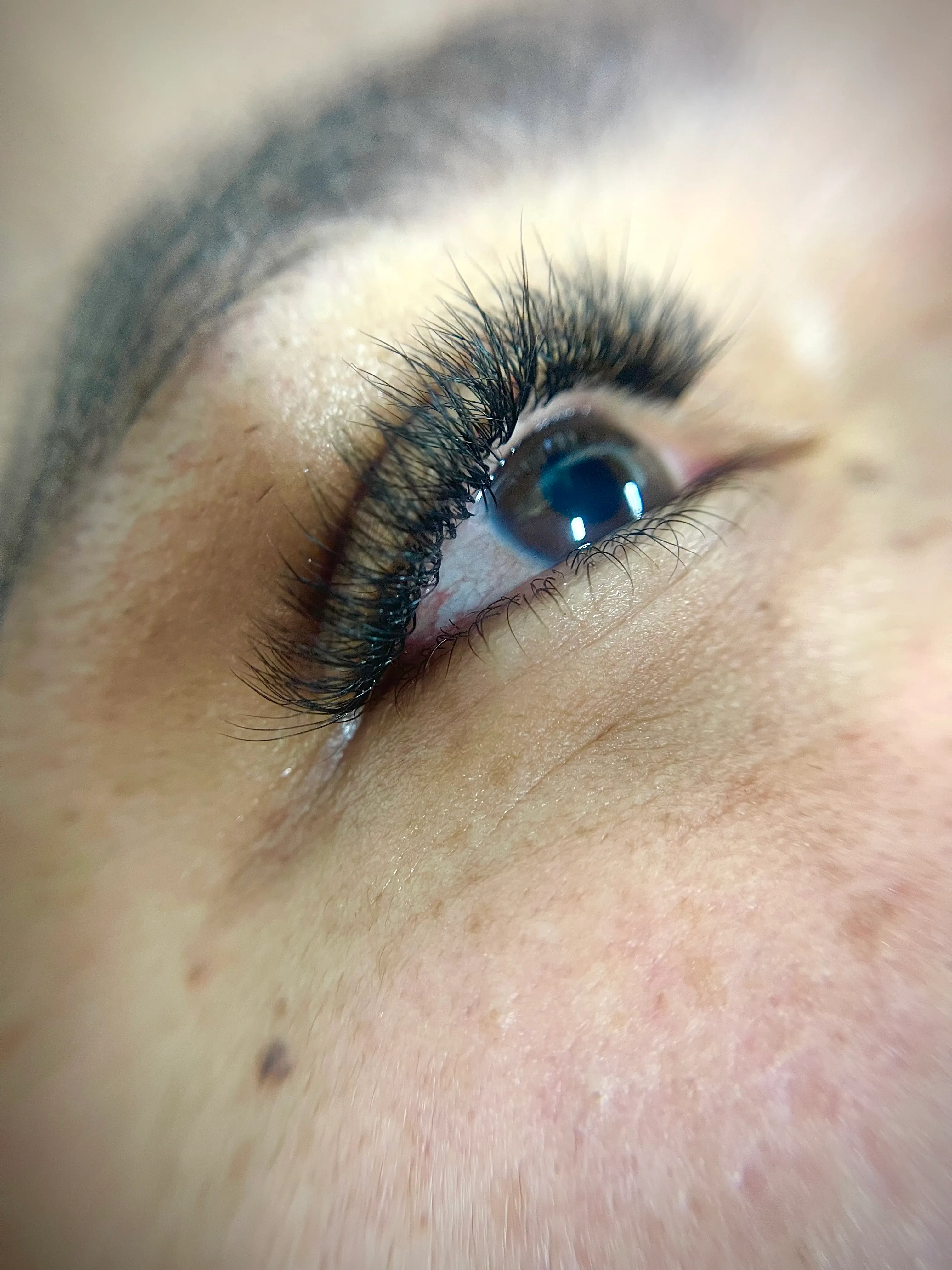 Retoque de pestañas pelo a pelo volumen hawaiano 