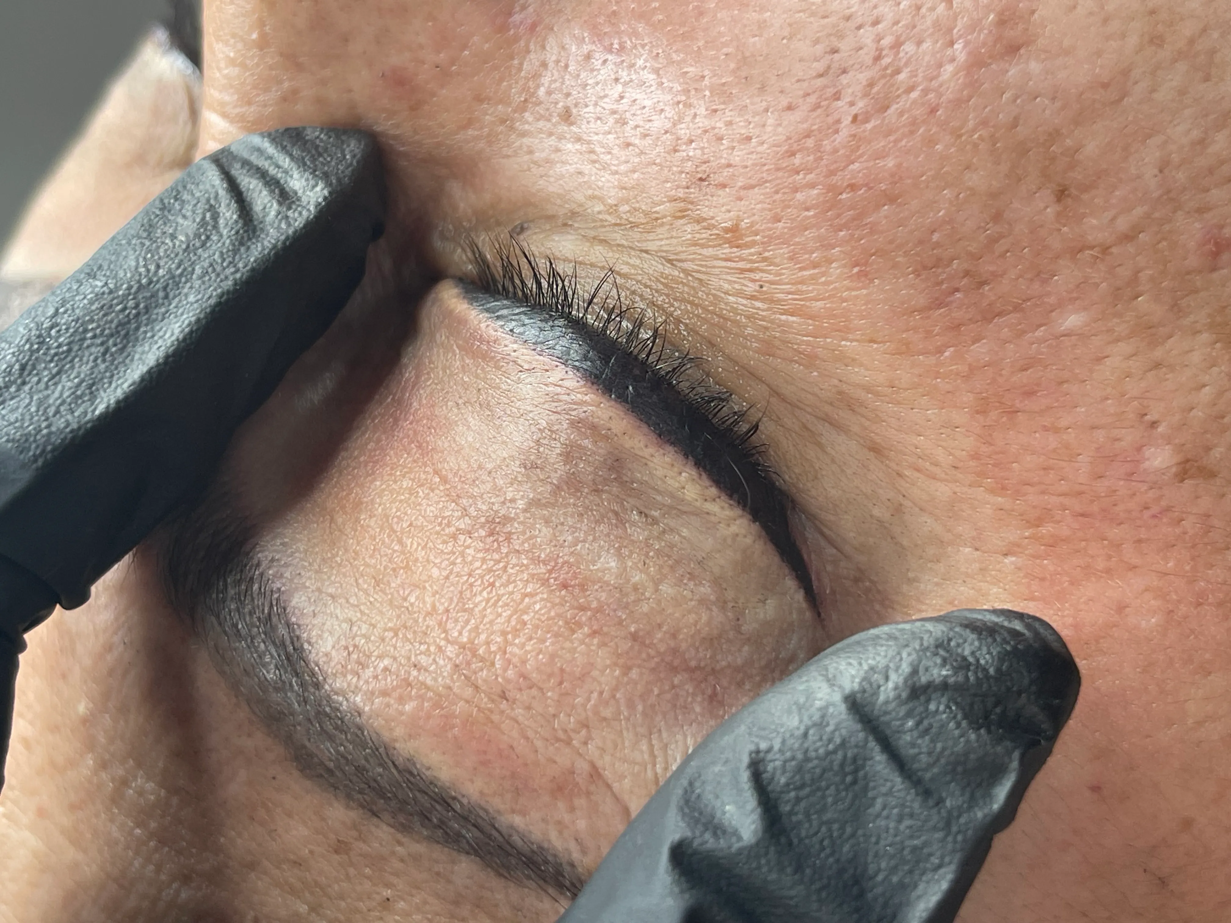 Micropigmentación línea de ojos gruesa o con cola