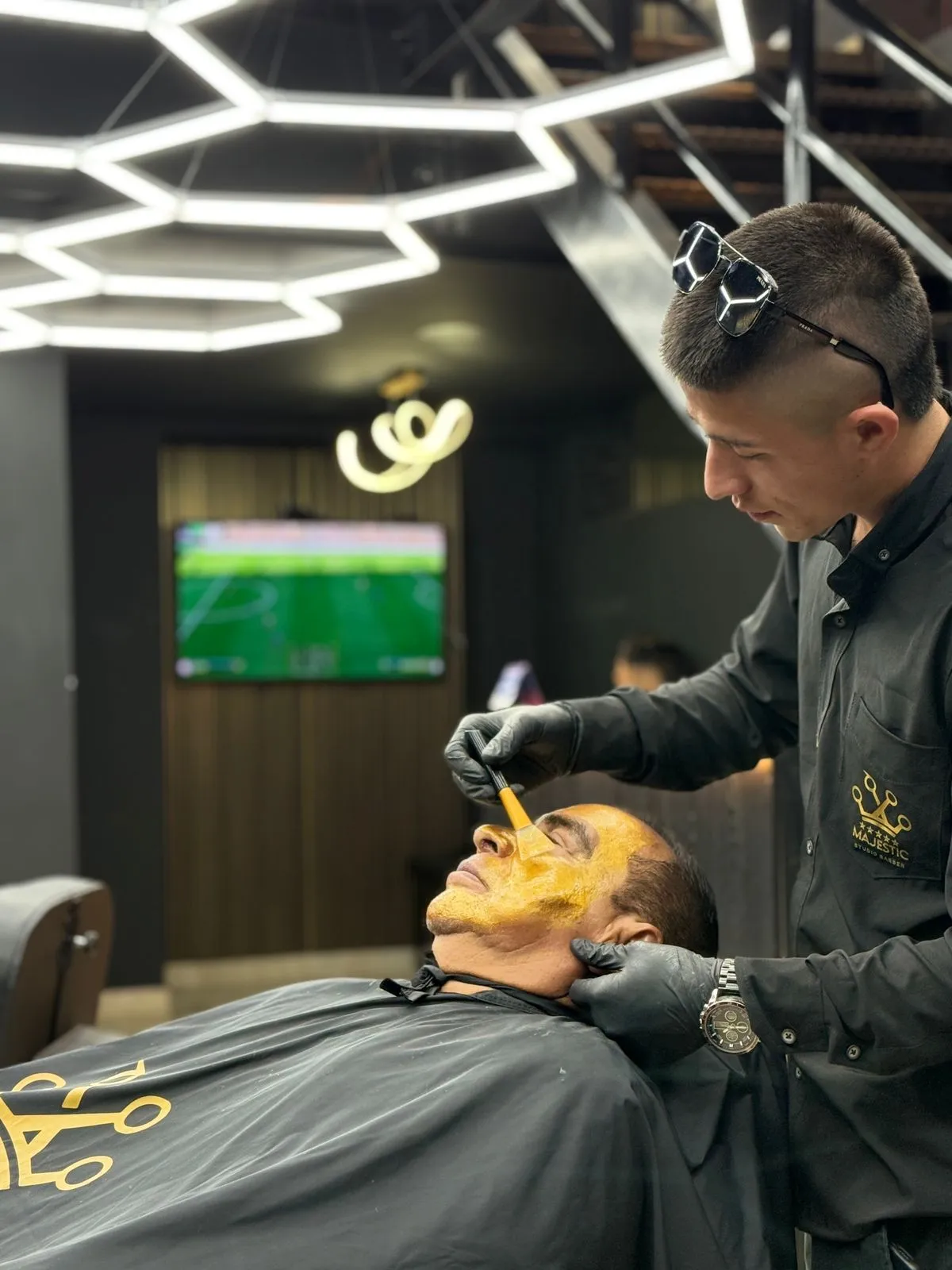 Corte + Barba + Exfoliación vapor + Mascarilla puntos negros