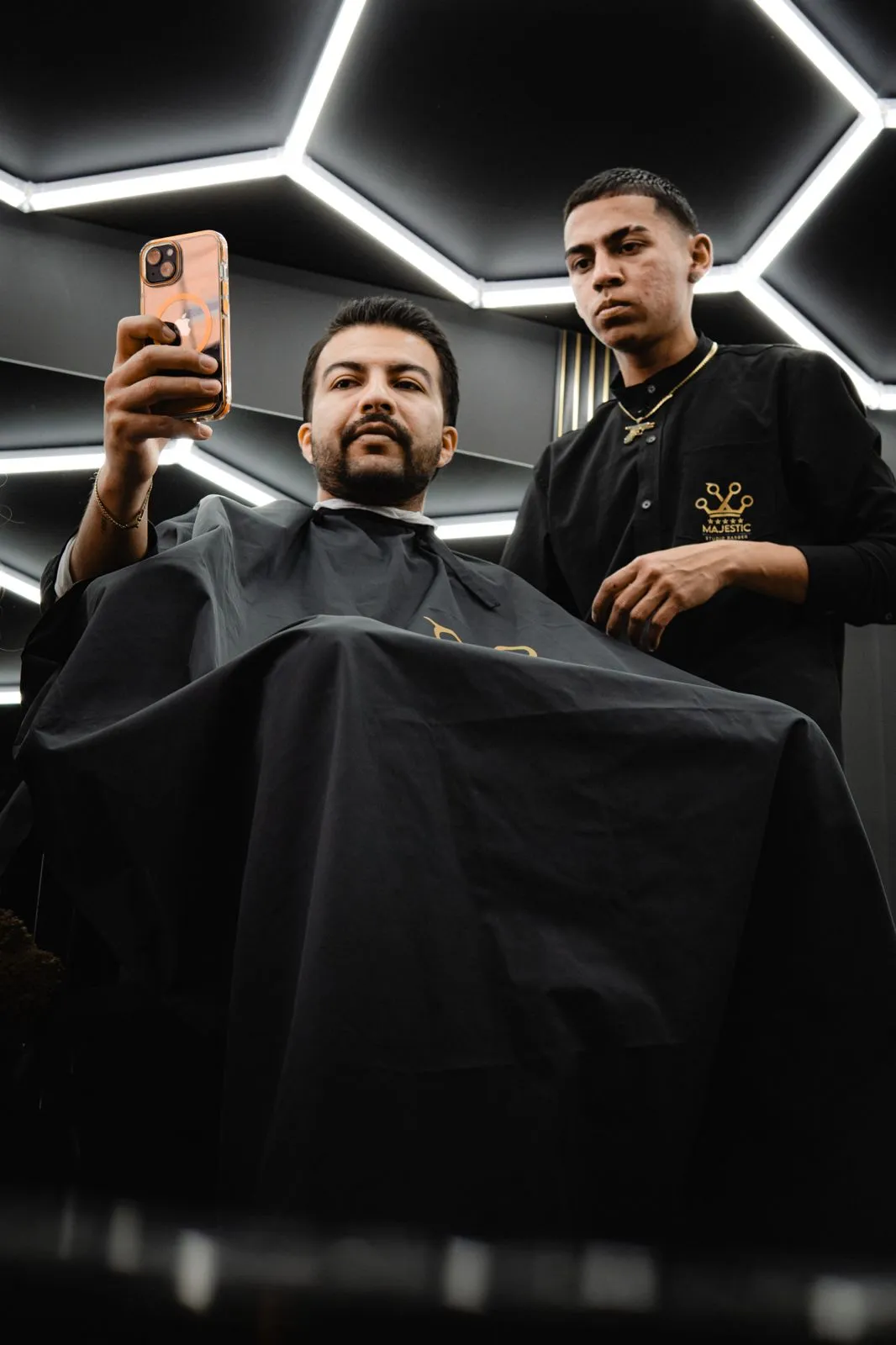 Corte + Barba + Cejas + Exfoliación + Mascarilla puntos negros + Mascarilla de colageno + Masaje