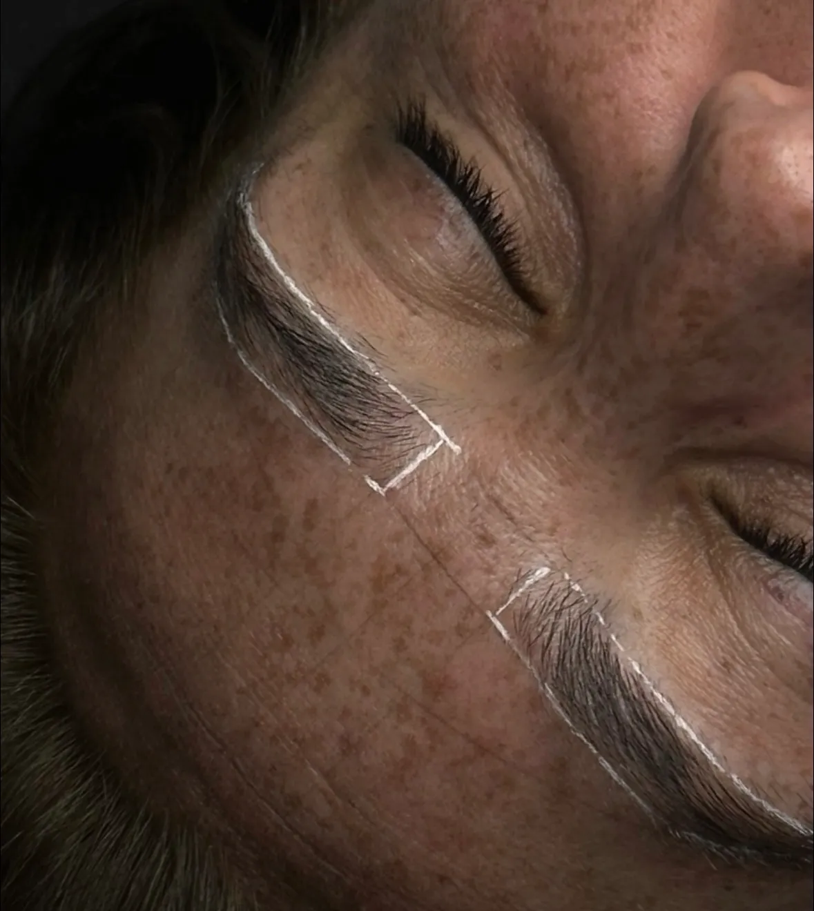 Diseño y perfilado de cejas