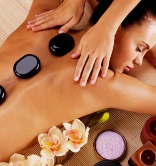 masaje con piedras calientes