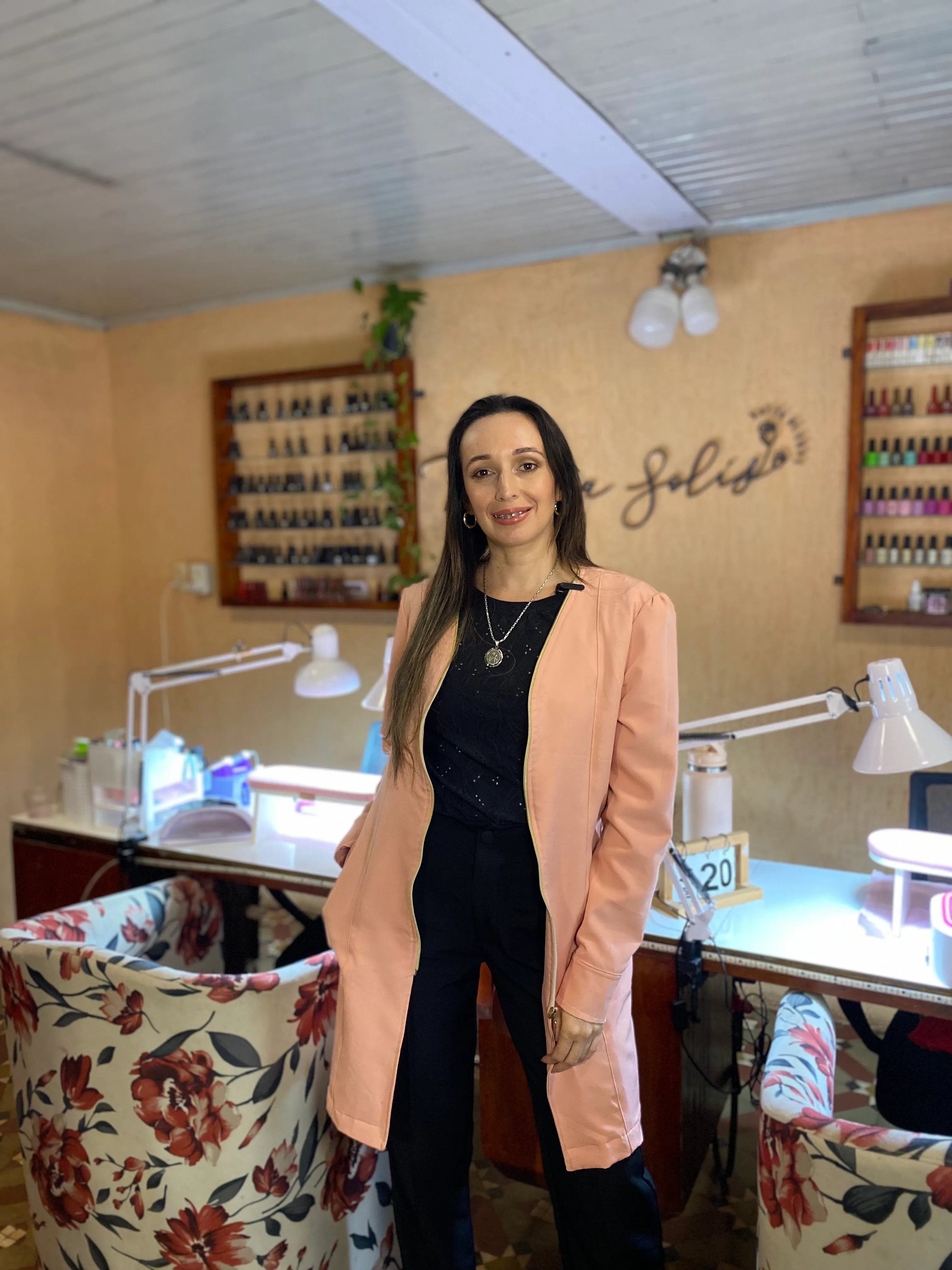María Solís salón de uñas 
