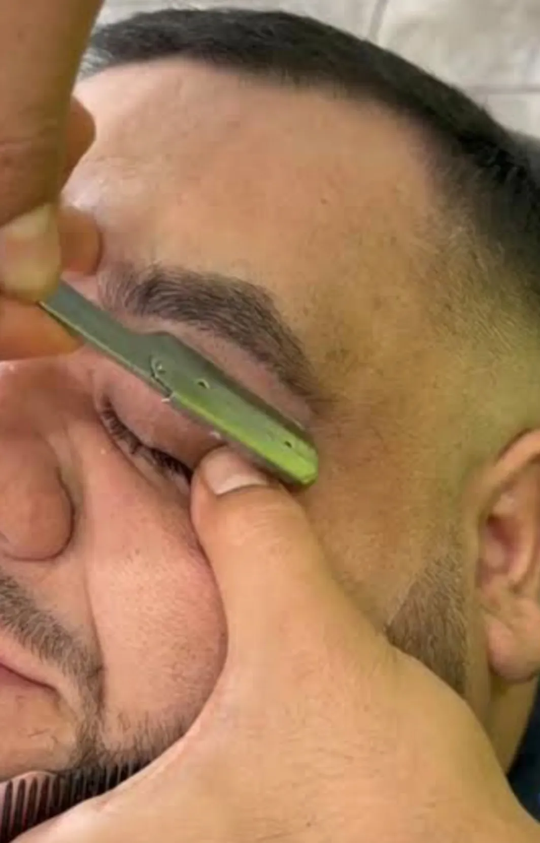 Depilación de ceja "CON NAVAJA"  - Imagen 1