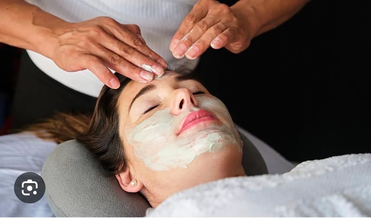 Facial  con mascarilla negra