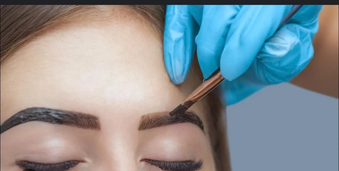 Diseño de cejas con henna
