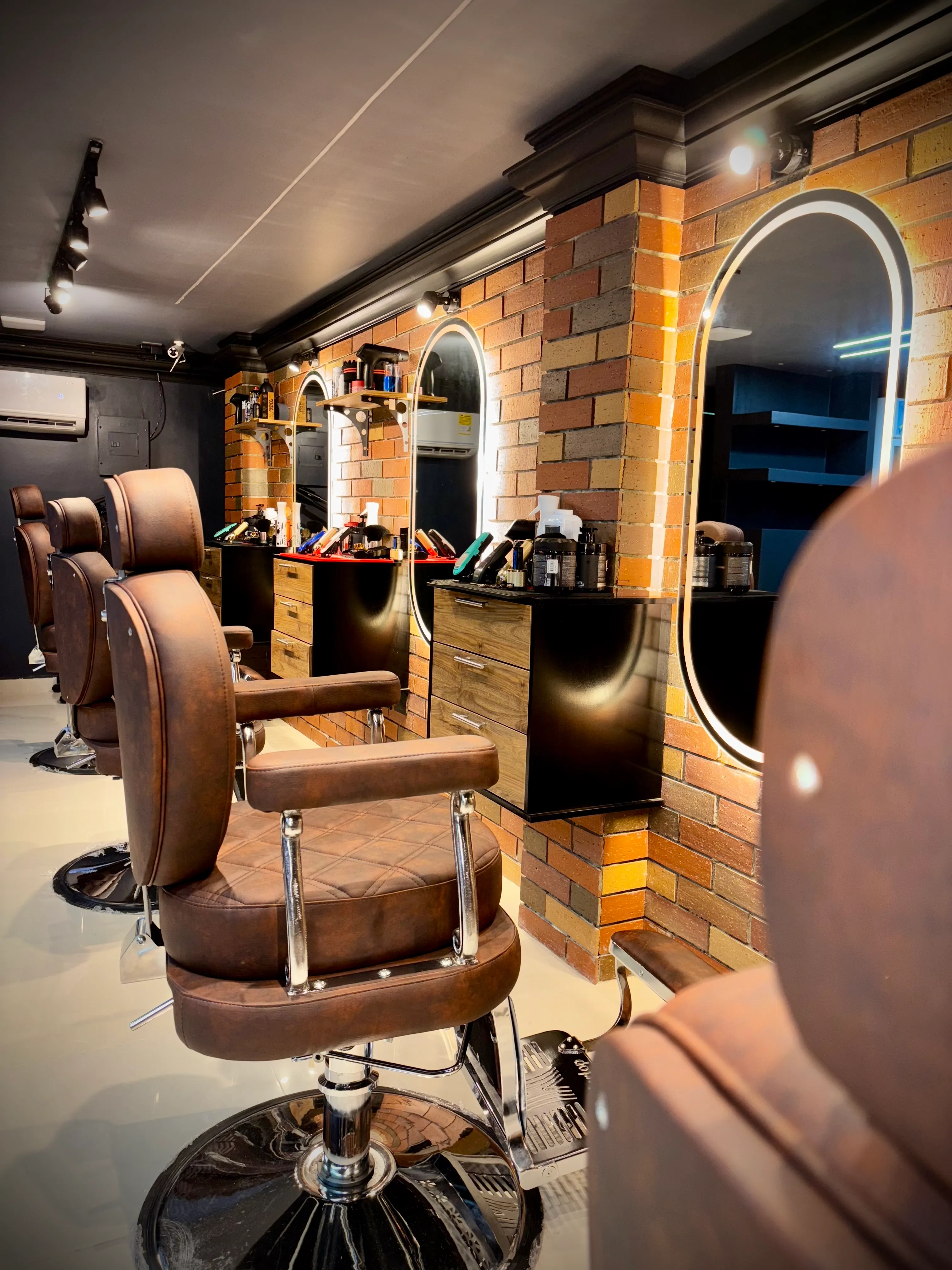 Portada de MILANOS BARBER CLUB
