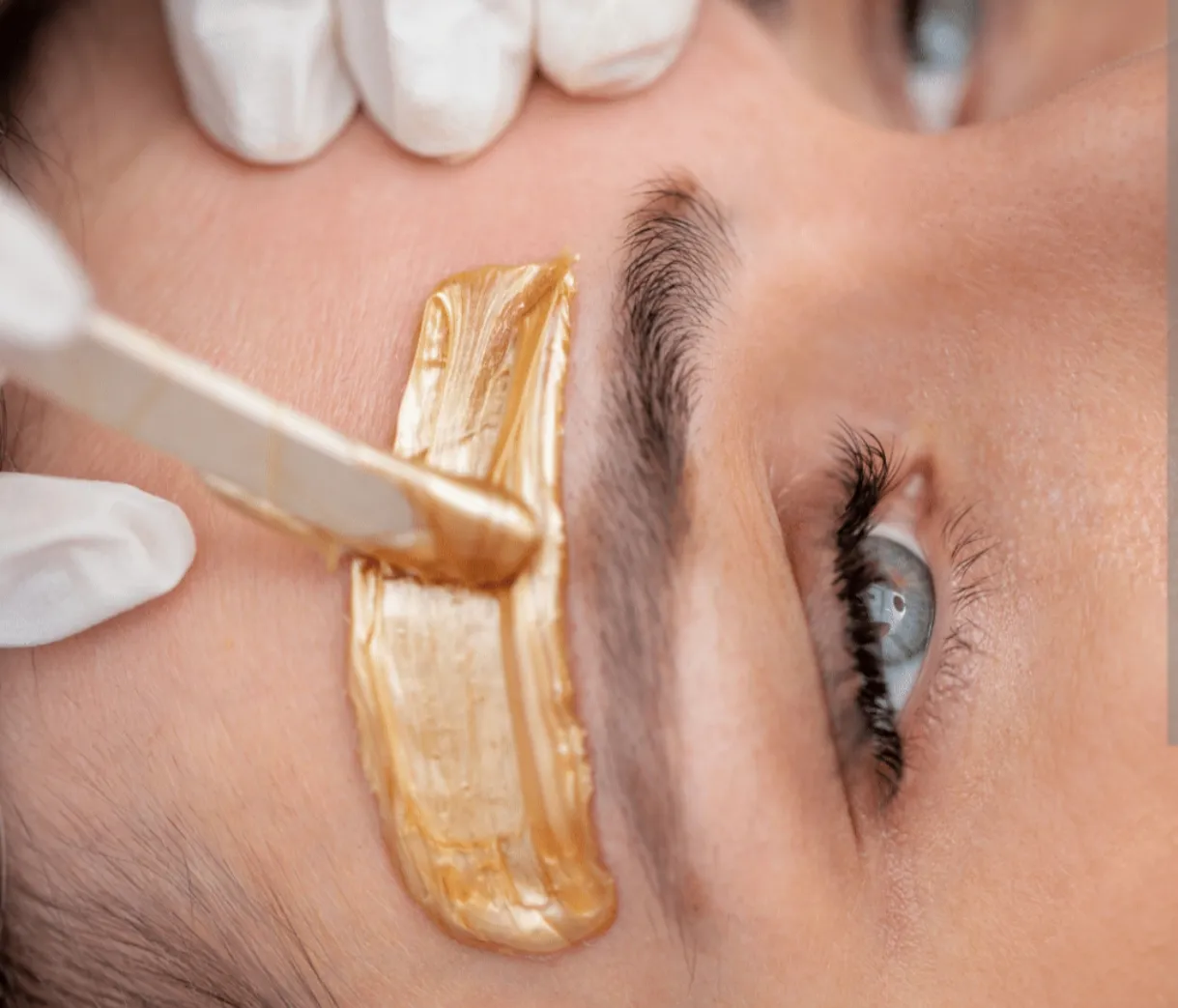diseño y epilación de cejas con cera