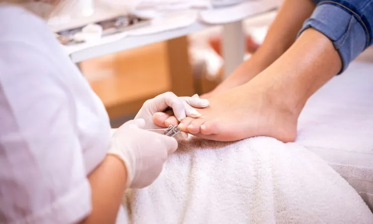 Pedi tradicional Spa (Sales | Exfoliación) + Esmalte hasta 2 tonos