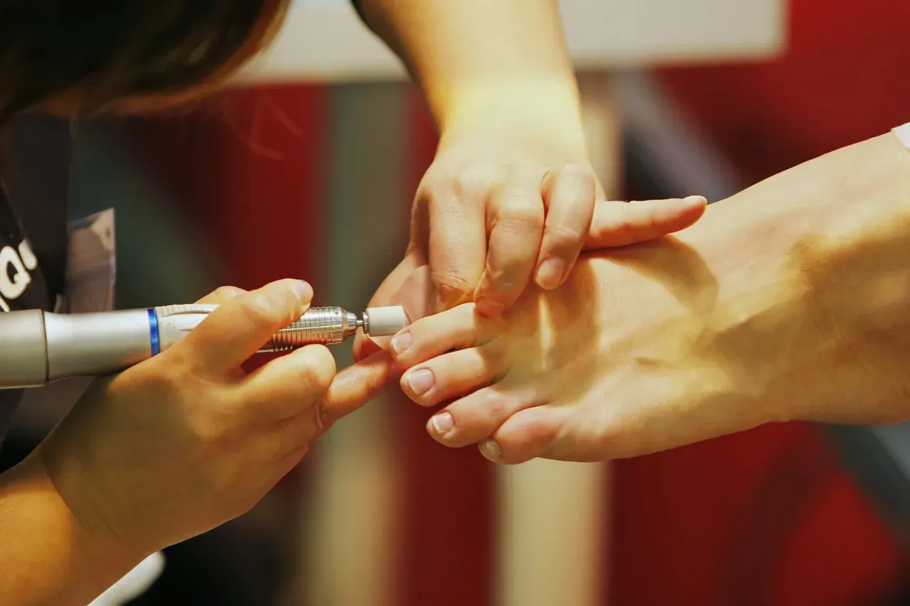 Pedicura Rusa + Esmaltado en Gel liso manos hasta 2 tonos  - Imagen 1