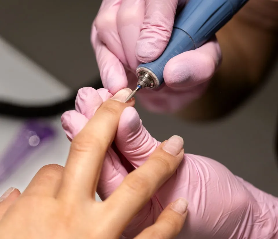 Manicura rusa + Esmaltado tradicional hasta 2 tonos - Imagen 1