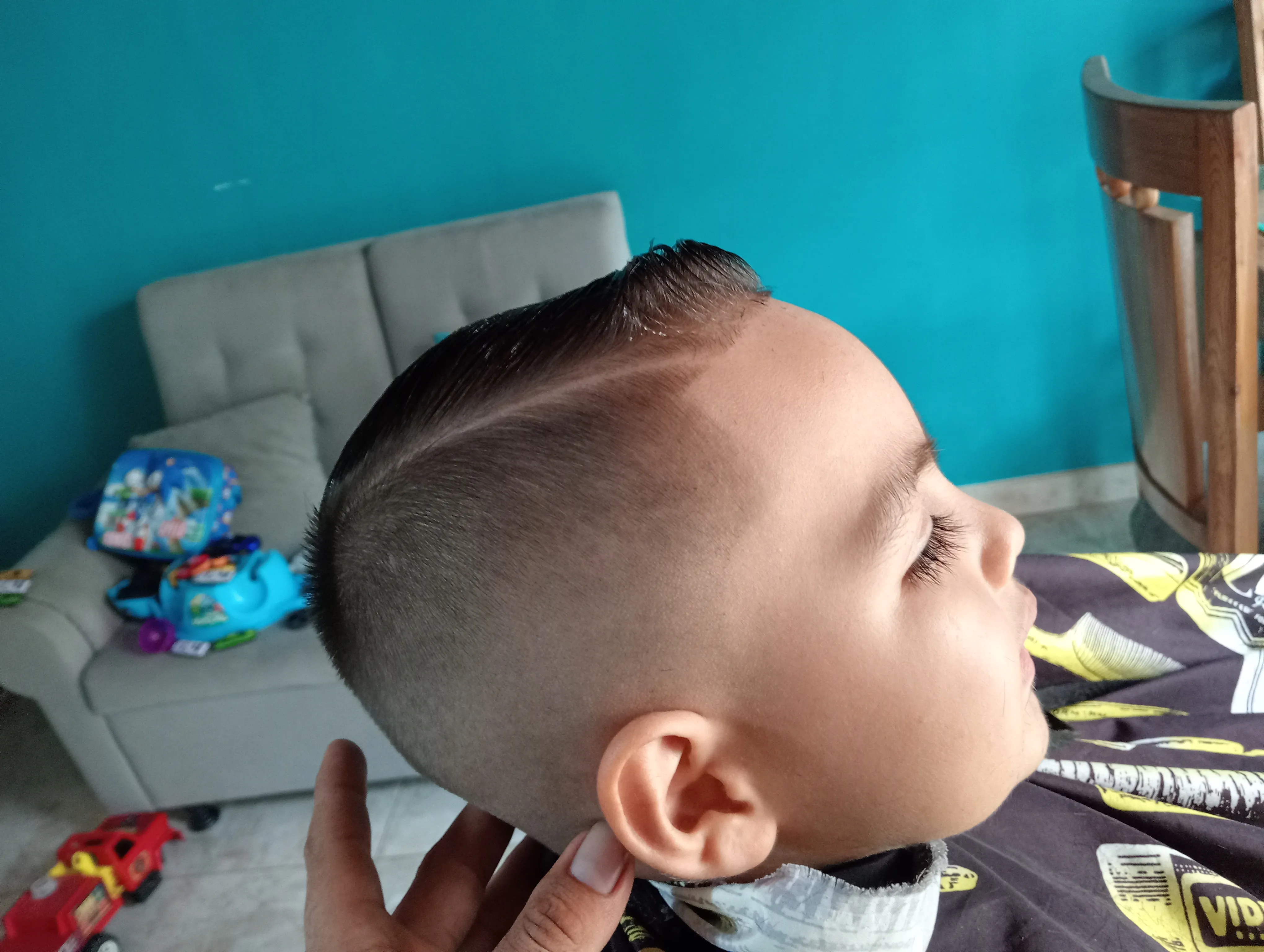 Niños menores de 13 años+bebida+lavado de cabello