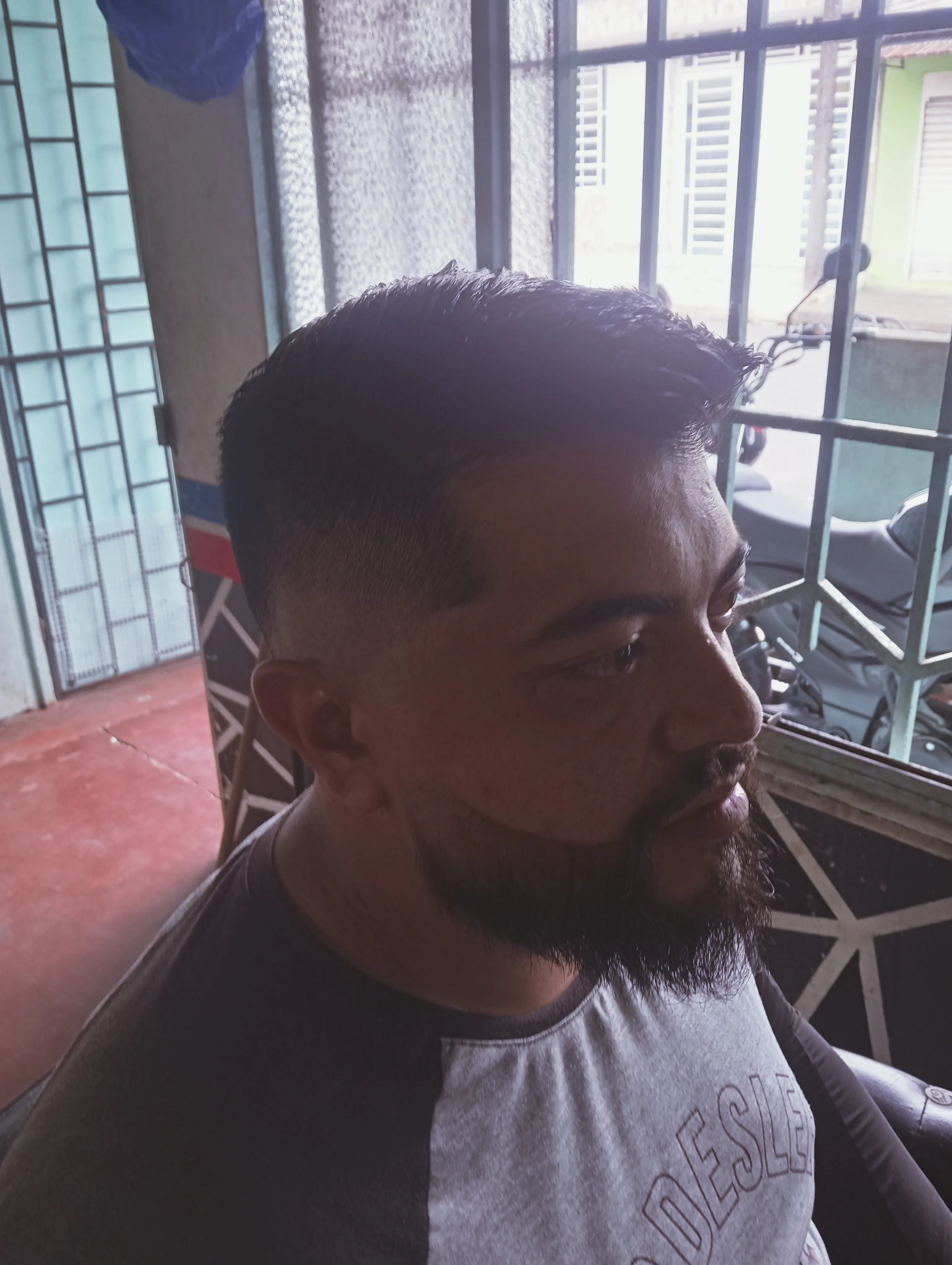 Corte + Barba + mascarilla o máquina de masaje+ tinte+ bebida