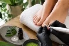 PEDICURE RUSA DAMA ESMALTE TRADICIONAL