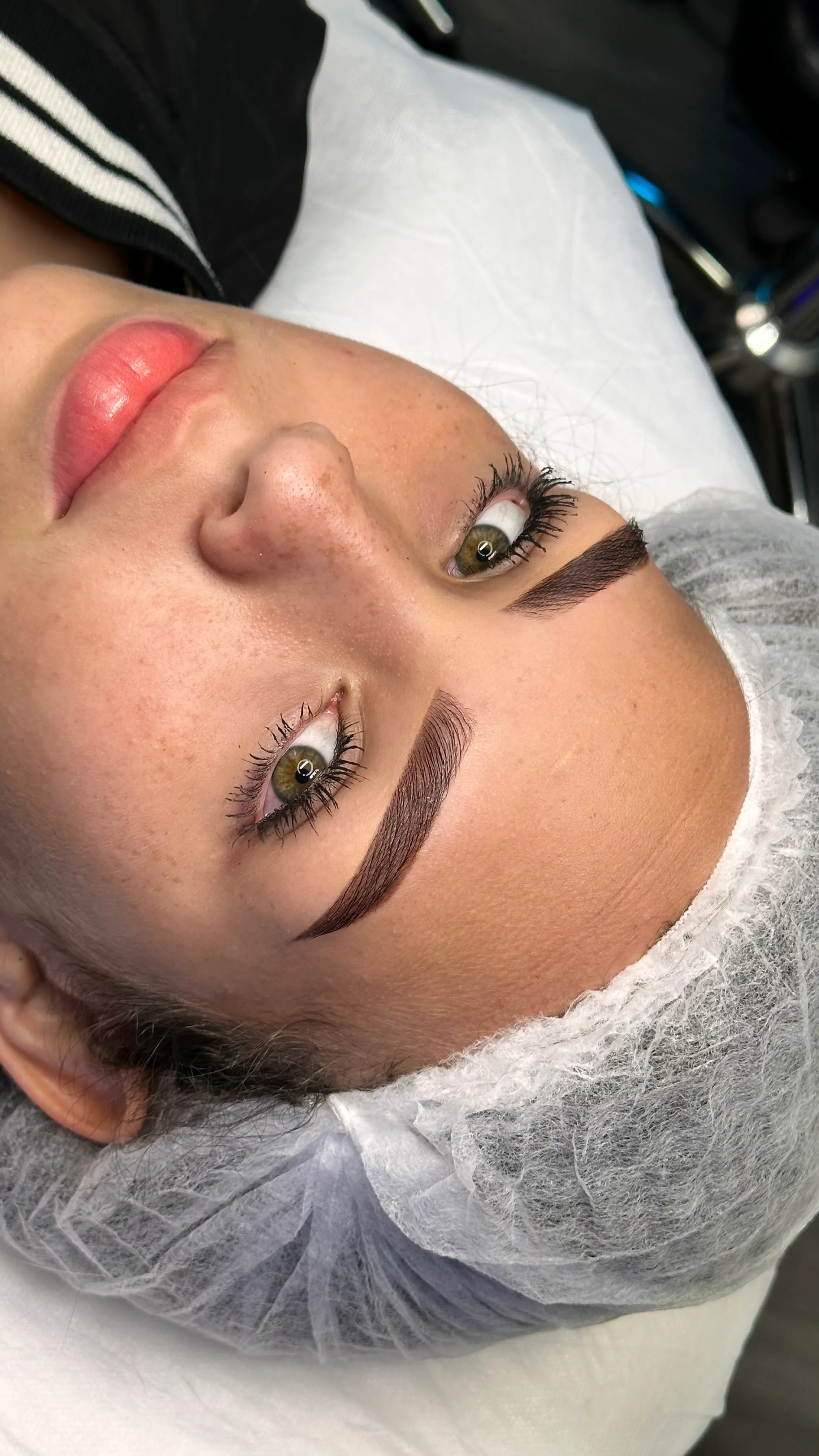 Sombreado de Cejas + depilación con cera 