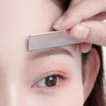 DEPILACIÓN DE CEJAS CON CUCHILLA - 1