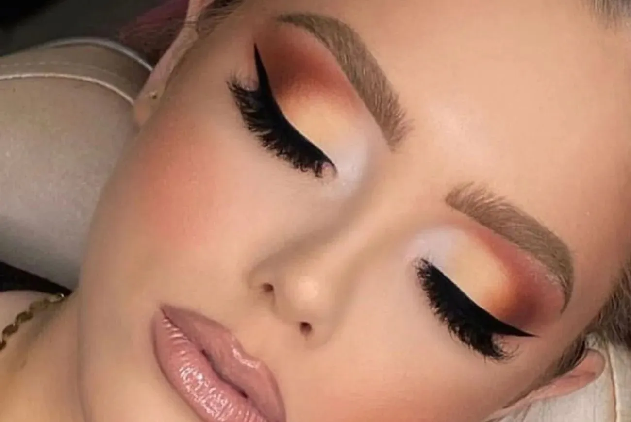 MAQUILLAJE CON PESTAÑAS