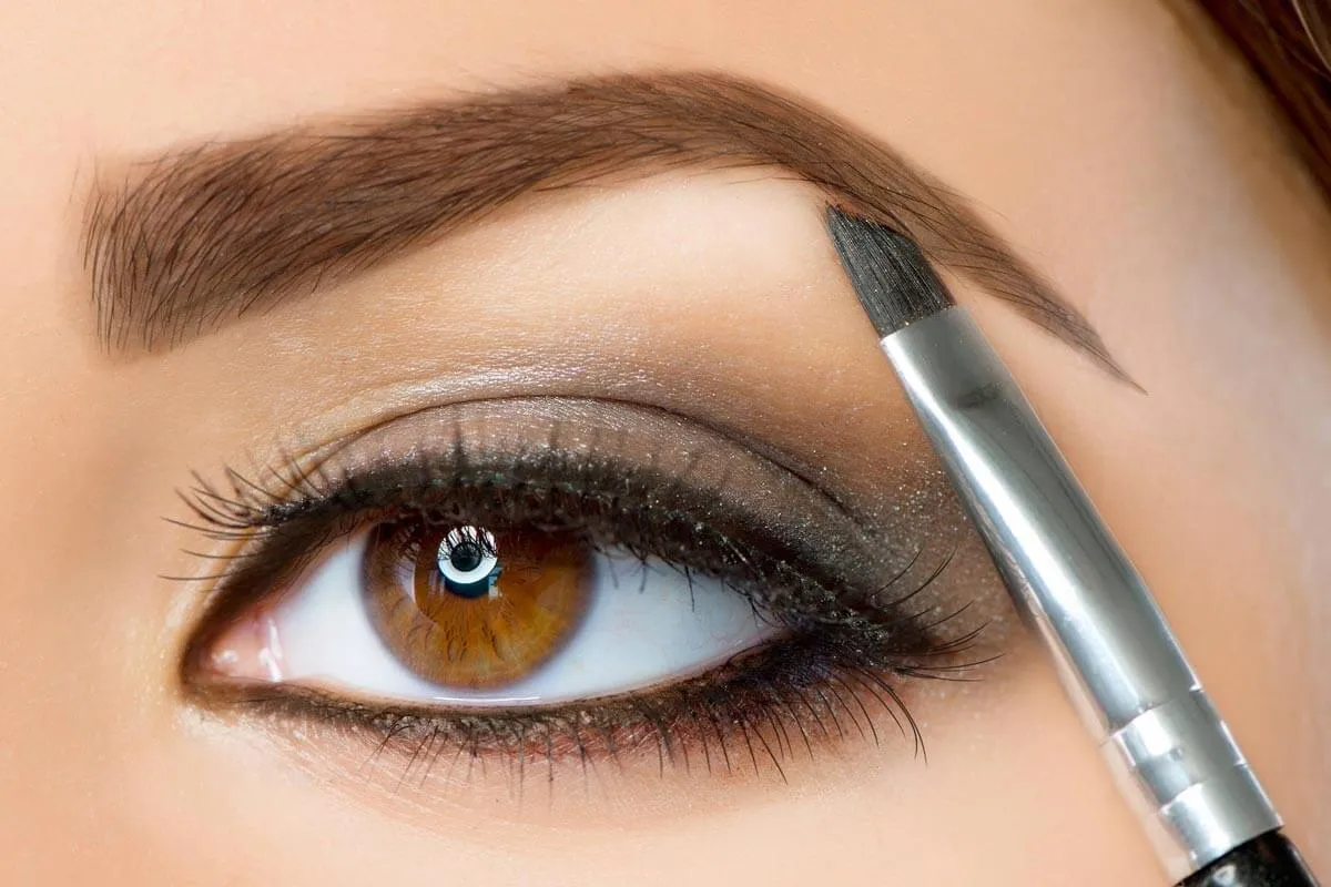 MAQUILLAJE Y DEPILACION DE CEJAS CON CUCHILLA - 2