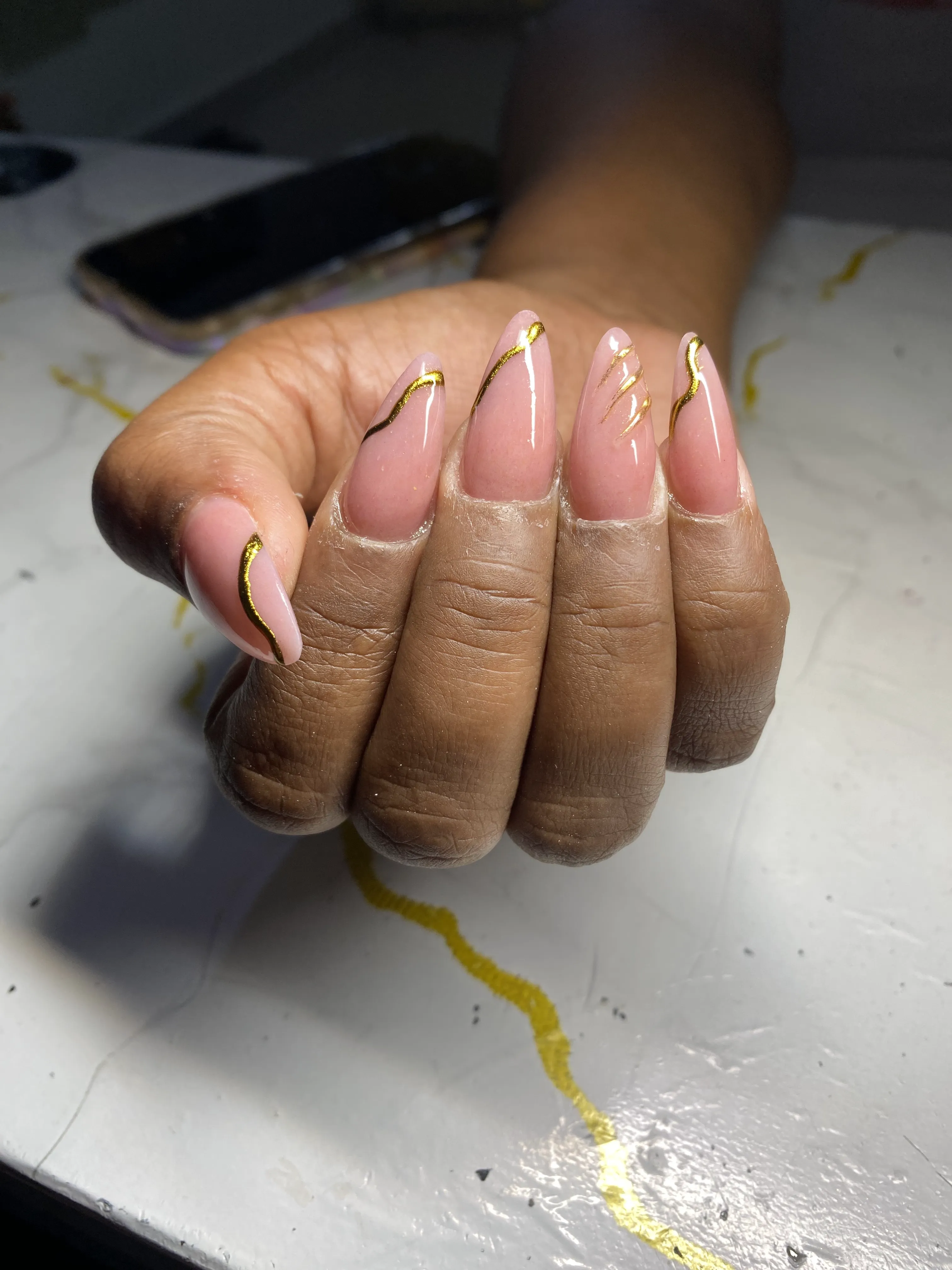 Uñas Stiletto+efecto dorado