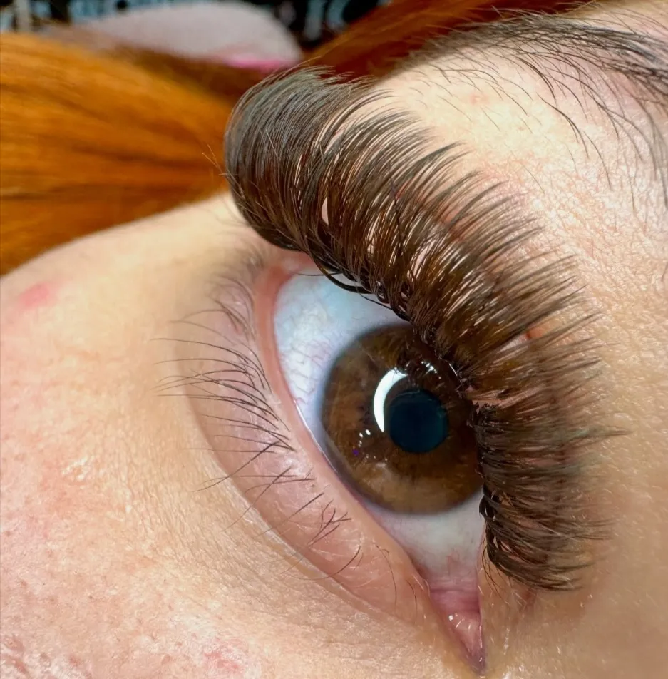 Extensiones marrones efecto rimel