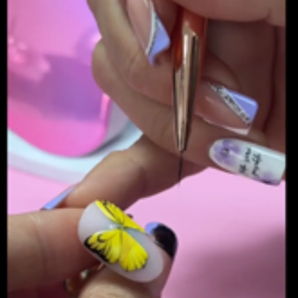 DECORACION EN UÑAS A MANO ALZADA