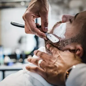 CORTE Y BARBA  (a tu eleccion con perfilado, toalla caliente y/o vaporizador) - Imagen 1