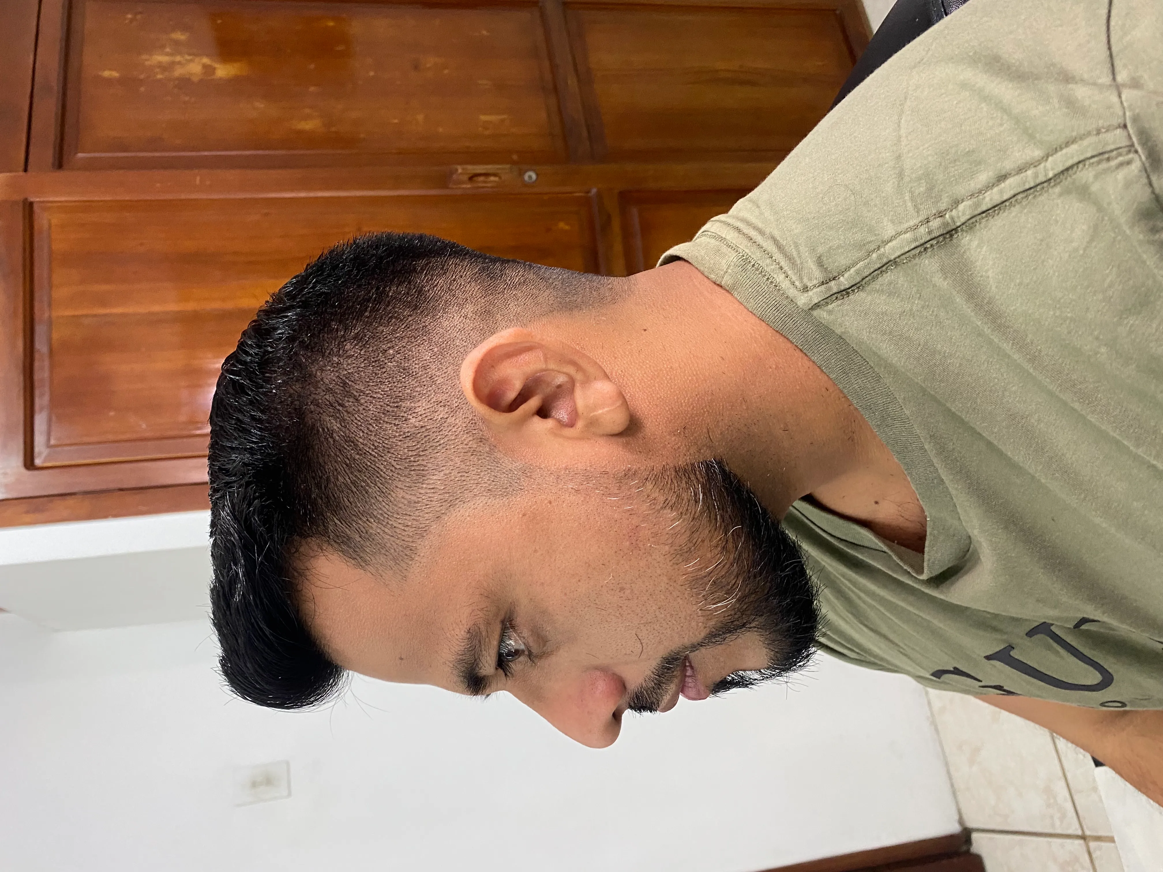 CORTE DE CABELLO Y PERFILADO DE BARBA Y CEJAS.
