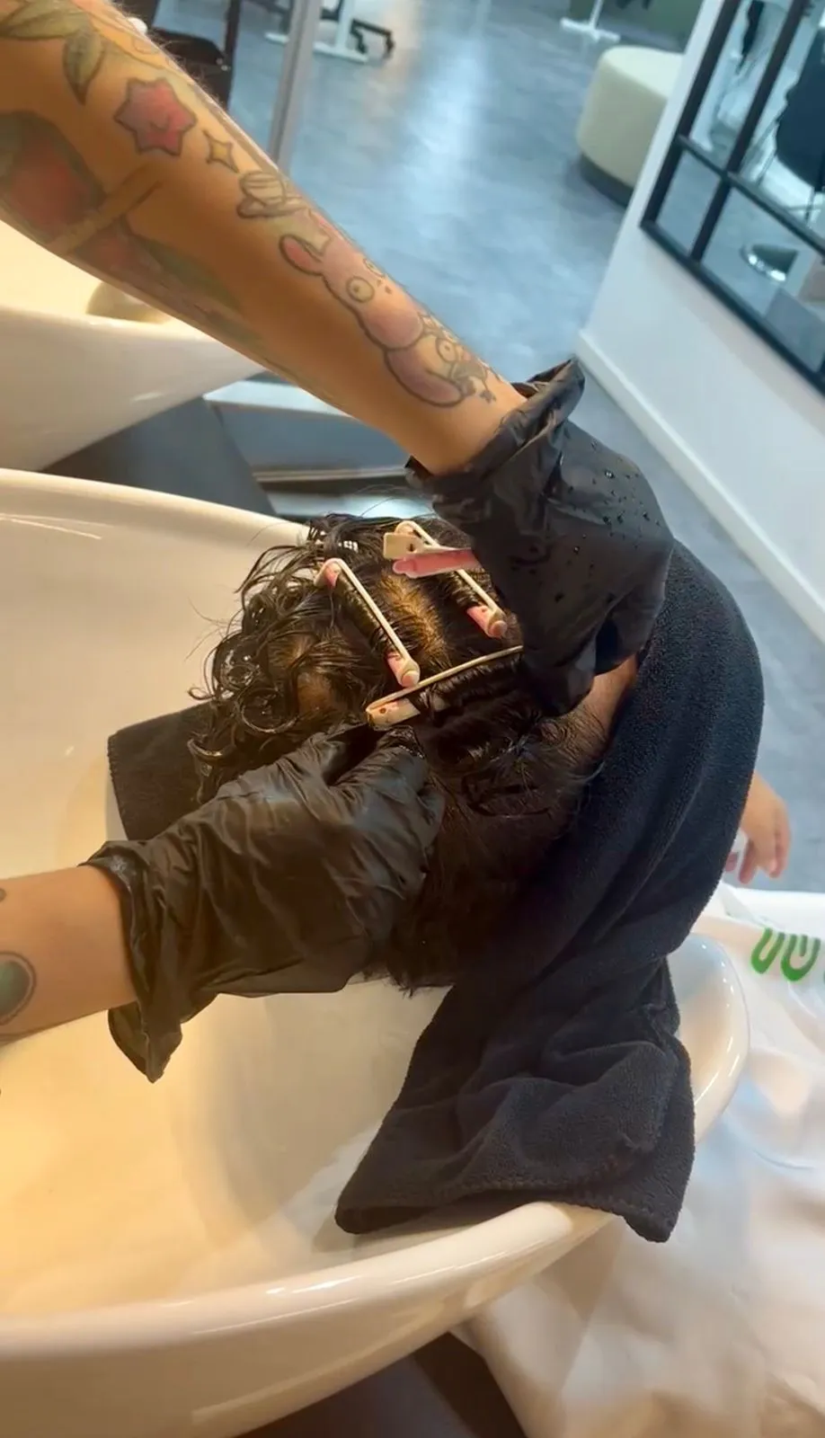 ONDULACIÓN PERMANENTE Y CORTE DE CABELLO 