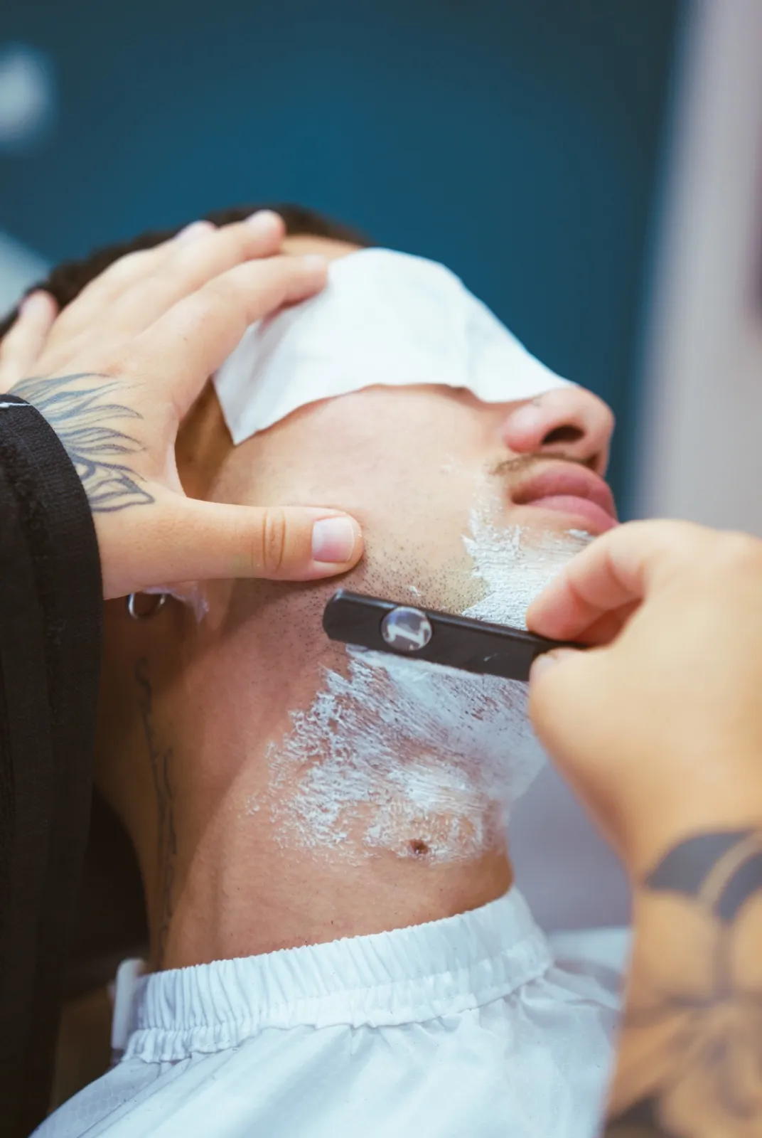 BARBA CON NAVAJA Y TOALLAS CALIENTES - Imagen 1