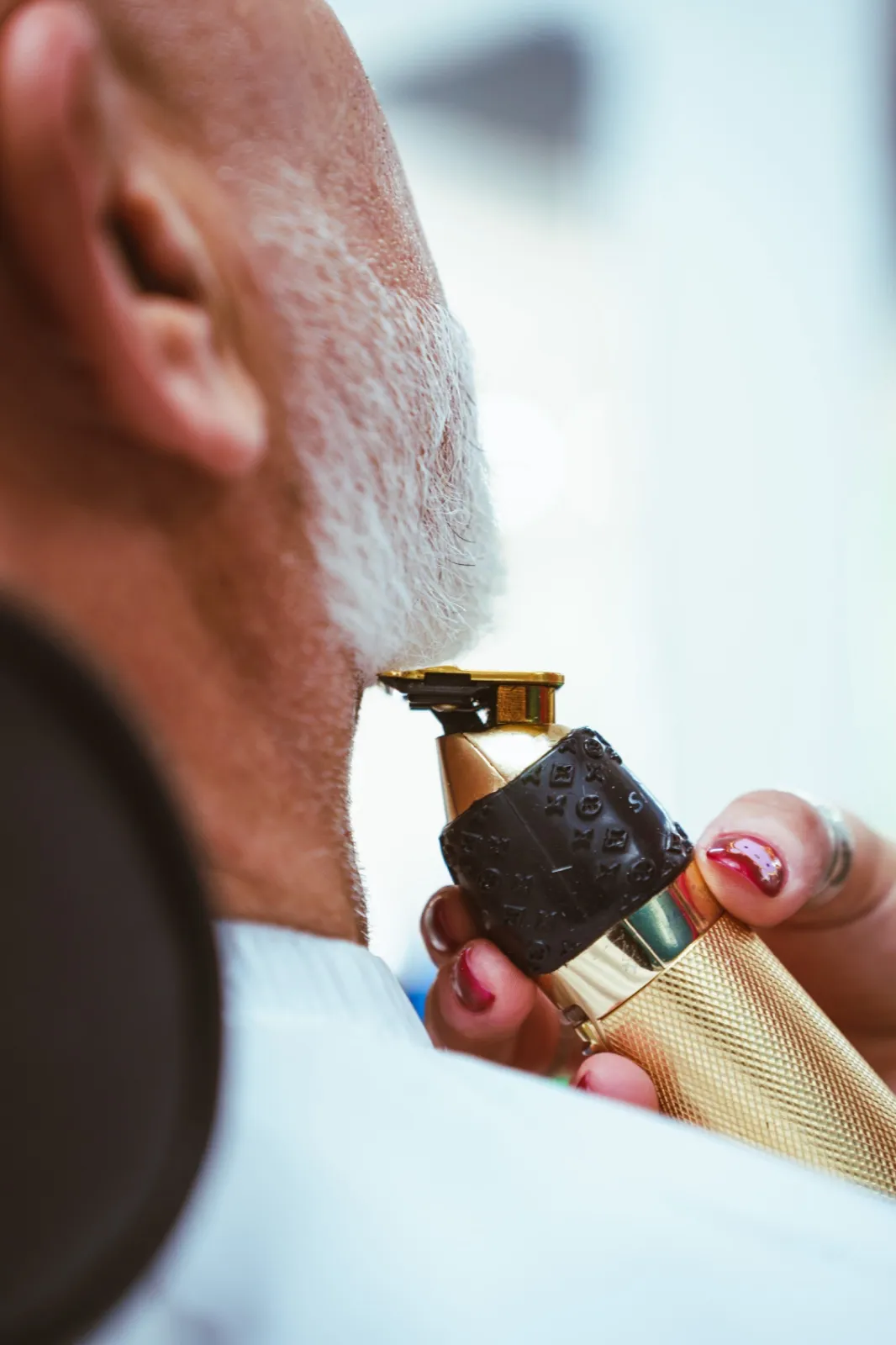 PERFILADO DE BARBA CON MAQUINA  - Imagen 1
