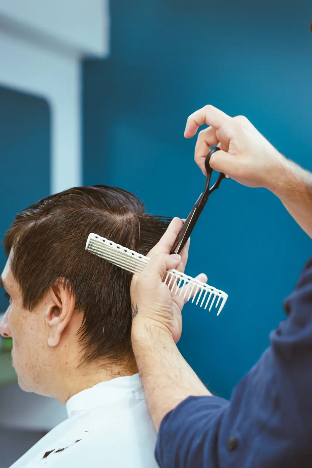 CORTE CABELLO CON TIJERA - Imagen 1