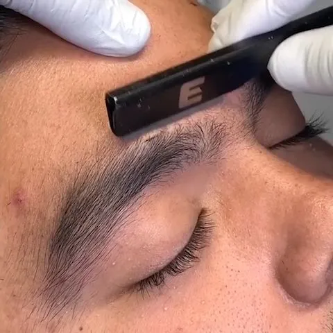 Depilación cejas con cuchilla