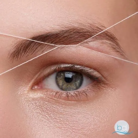 Depilación de cejas con hilo