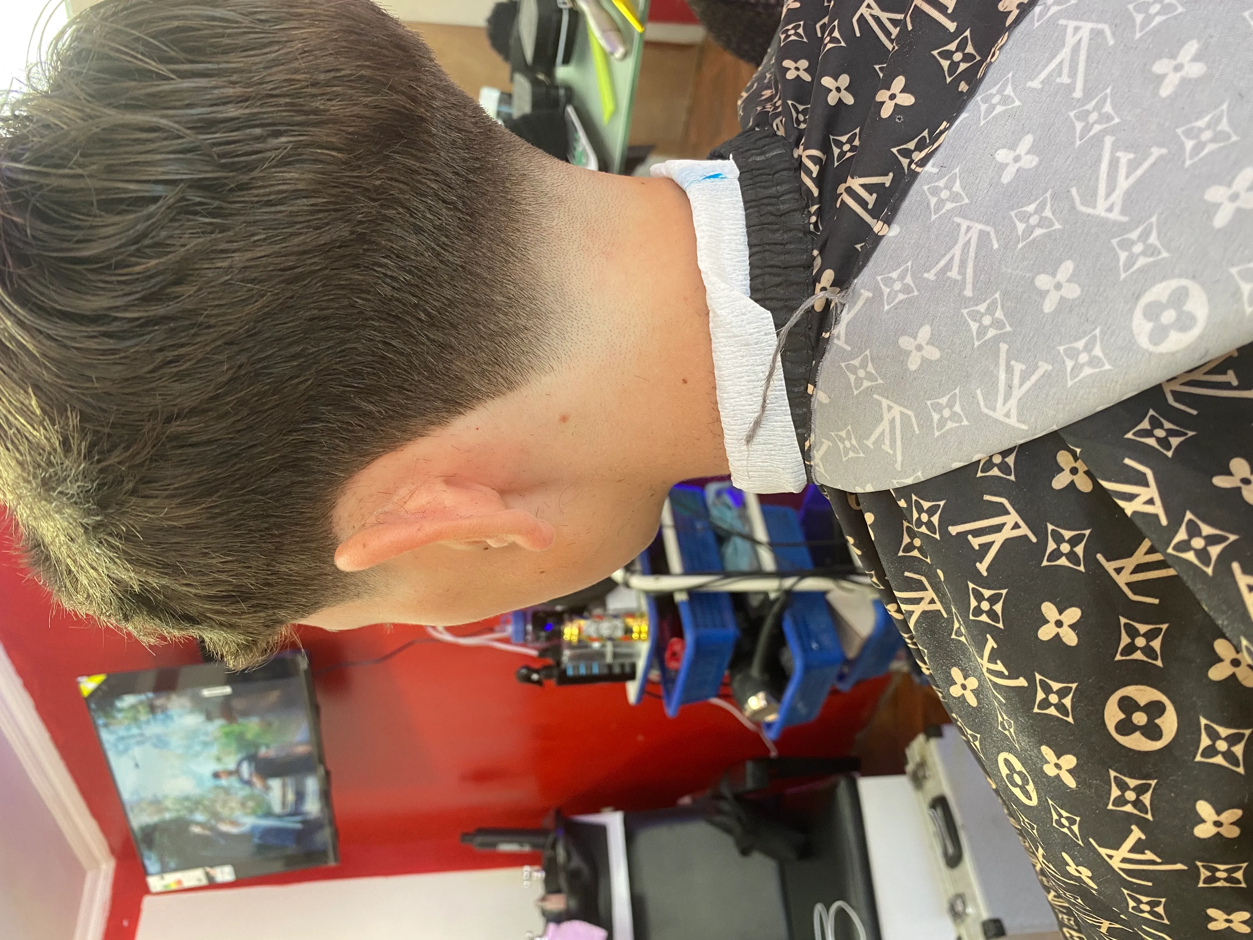 corte de cabello / cejas - Imagen 1