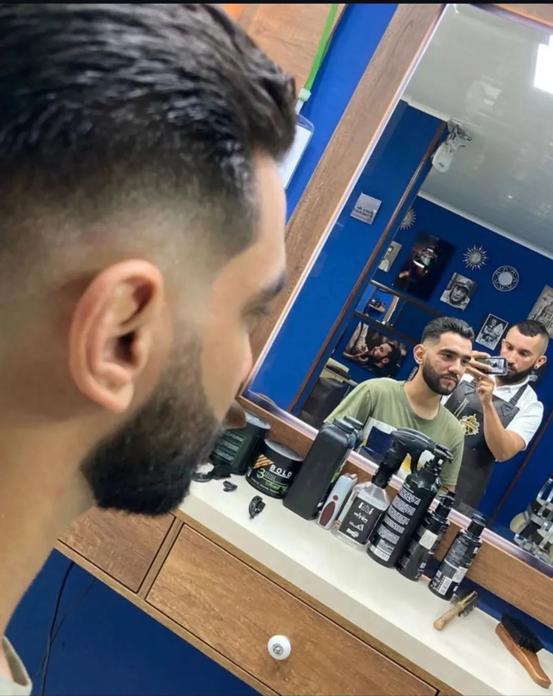 corte desvanecido, barba y cejas