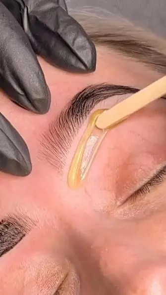 Depilación cejas con cera